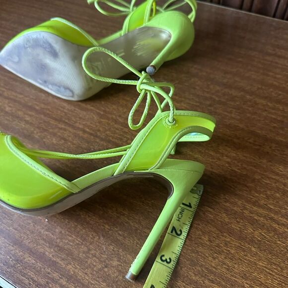 Jennifer Lopez Neon Yellow Heels - Picture 8 of 11